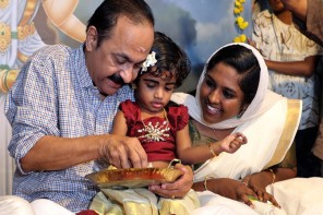 വിജയദശമി ദിനത്തിൽ കുരുന്നുകൾക്ക് ആദ്യാക്ഷരം പകർന്ന് മുഖ്യമന്ത്രി വി.ഡി. സതീശൻ